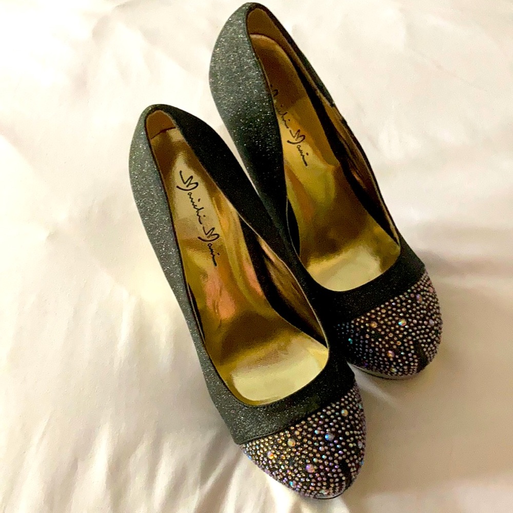 NWT Black and Gold Beautiful high heels